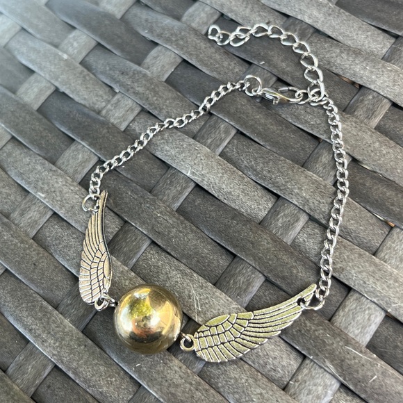 Harry Potter Golden Snitch Bracelet - Picture 1 of 2